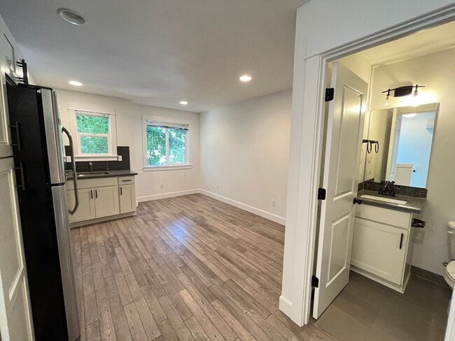 Building Photo - Charming 1Bd + 1Ba in Sellwood with A/C an...