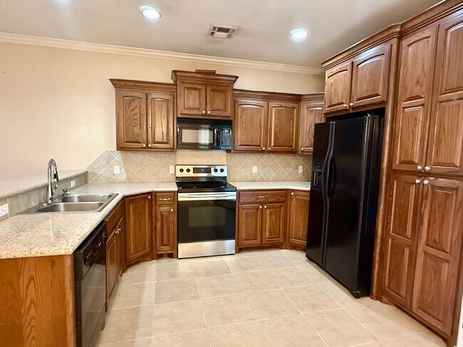 Foto del edificio - Beautiful Home in Surrey West of Yukon with Pool Access and Lawncare Included