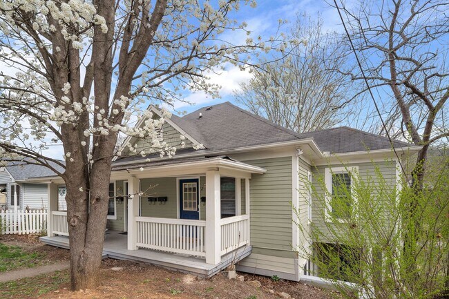 Foto del edificio - Updated Asheville Apartment