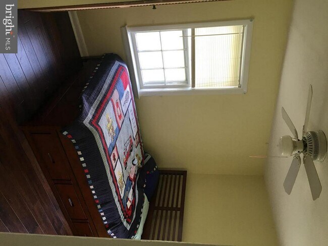 Building Photo - 3300 Riverview Dr