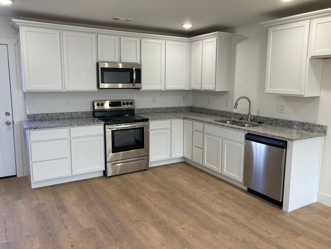 Foto del edificio - 3 Bedroom, 2.5 Bath New Duplex!