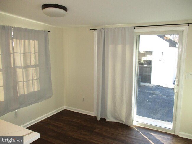 Foto del edificio - 121 Hoover Ave