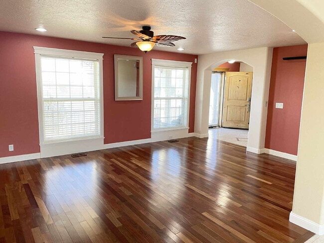 Building Photo - "Charming 3-Bedroom Retreat with 2.5 Baths...