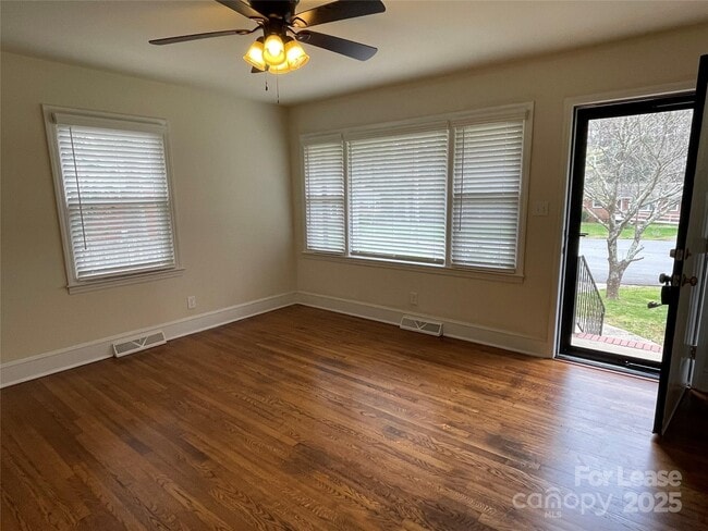 Foto del edificio - 4809 Bethany Pl