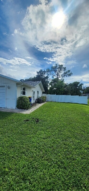 Building Photo - 2404 Pine Tree Dr