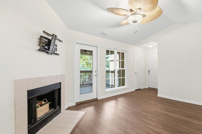 Building Photo - "Discover Coastal Comfort: Spacious 2-Bed, 2-Bath Condo at Summer House, Hilton Head Island!"