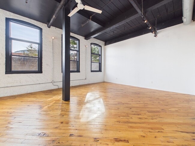 Building Photo - Spacious Studio in the Heart of Kensington!