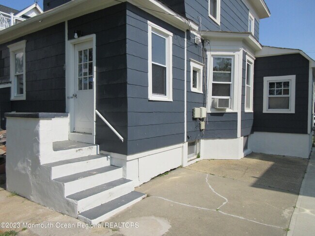 Building Photo - 203 13th Ave