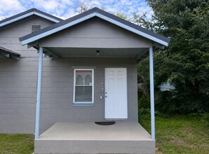 Building Photo - 723 Byron Rd