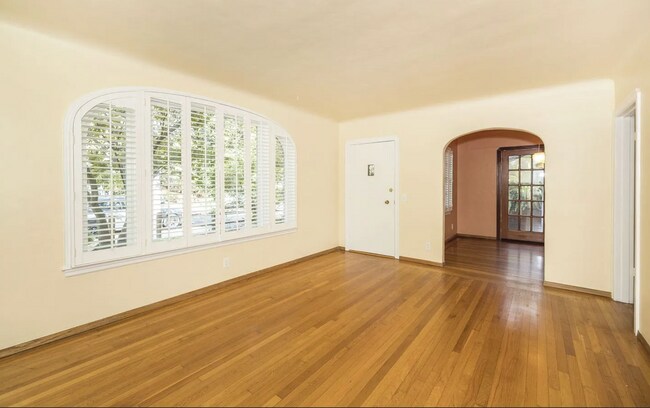 Foto del edificio - Charming Spanish Style Cottage with Incredible Deck- Gardener's Delight!