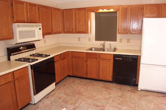 Kitchen - 1006 Kennesborough Rd NW