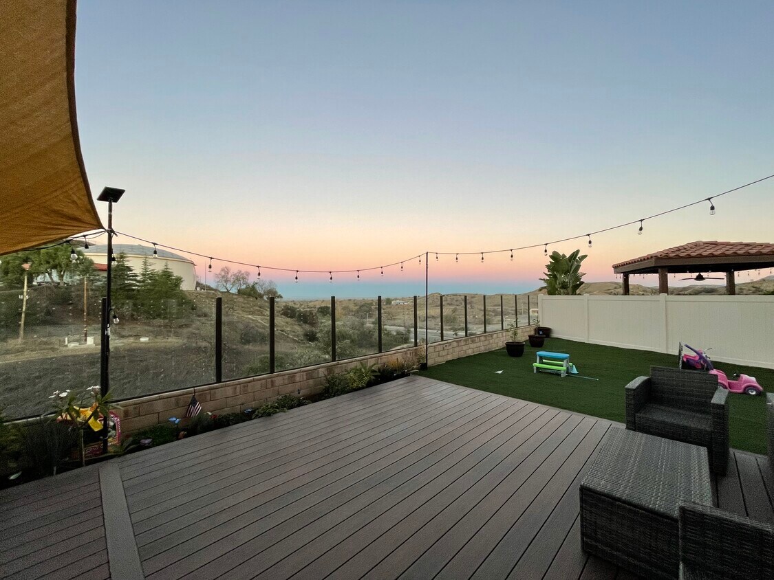 Building Photo - 540 Escenico