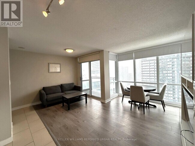 Building Photo - 15 Fort York Blvd