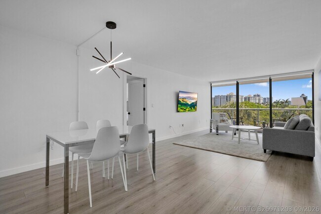 Building Photo - 3701 N Country Club Dr