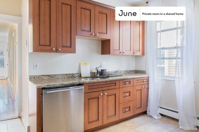 Building Photo - Room in Shared 5 bed/1 bath home in Mission Hill