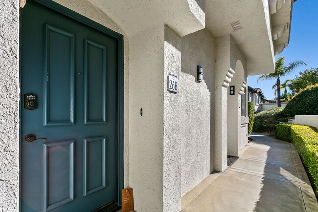 Foto del edificio - COMING SOON - Beautifully Updated 2 Bed/2 Bath Condo with Views!