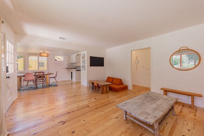 Foto del edificio - Upper Ojai Country Charmer w/Granny Flat