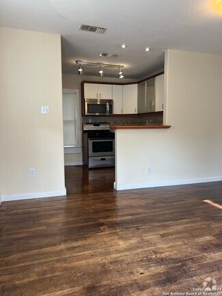 Building Photo - 429 W Mistletoe Ave