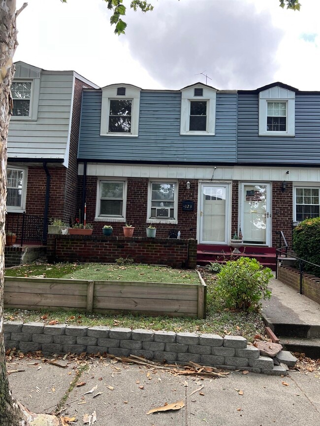 Building Photo - 323 Stevens Ave