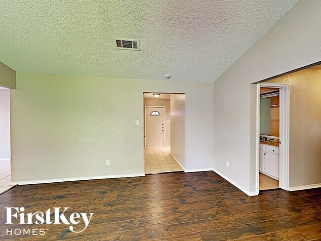 Building Photo - 3829 Del Rio Dr