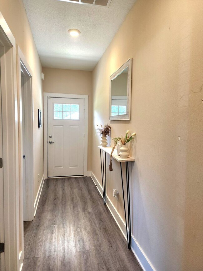 Building Photo - Discover the charm and elegance of this st...