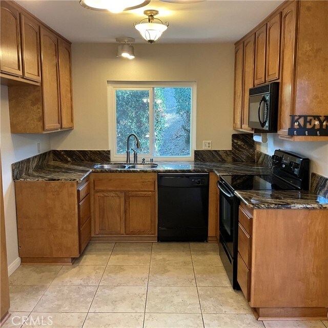 Foto del edificio - 3110 Ravenwood Ct