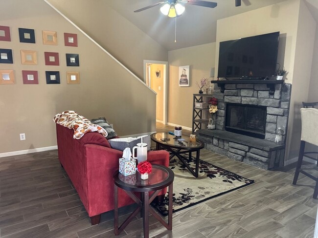 Foto del edificio - Spacious 4-Bedroom Home with Cozy Kitchen ...