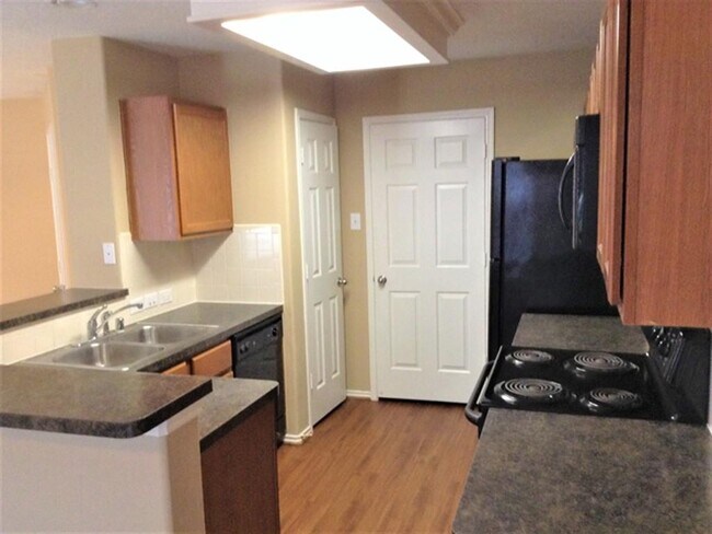 Building Photo - 706 Razee Ct