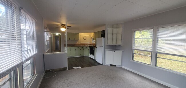 Foto del edificio - 1 Bedroom Mobile Home on 1 acre lot close to Tart Trail Leelanu Coutny