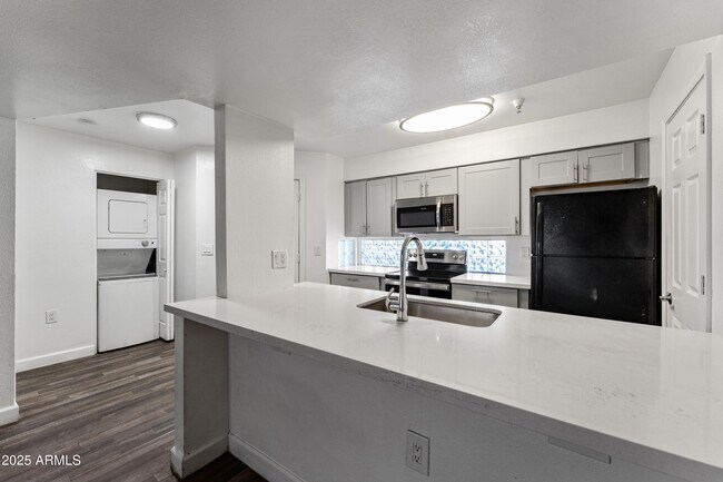Building Photo - 3065 N 67th Ave
