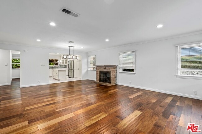 Building Photo - 3325 S Bentley Ave