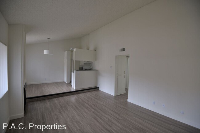 Building Photo - 2 br, 2 bath Apartment - 21018 Gresham Str...