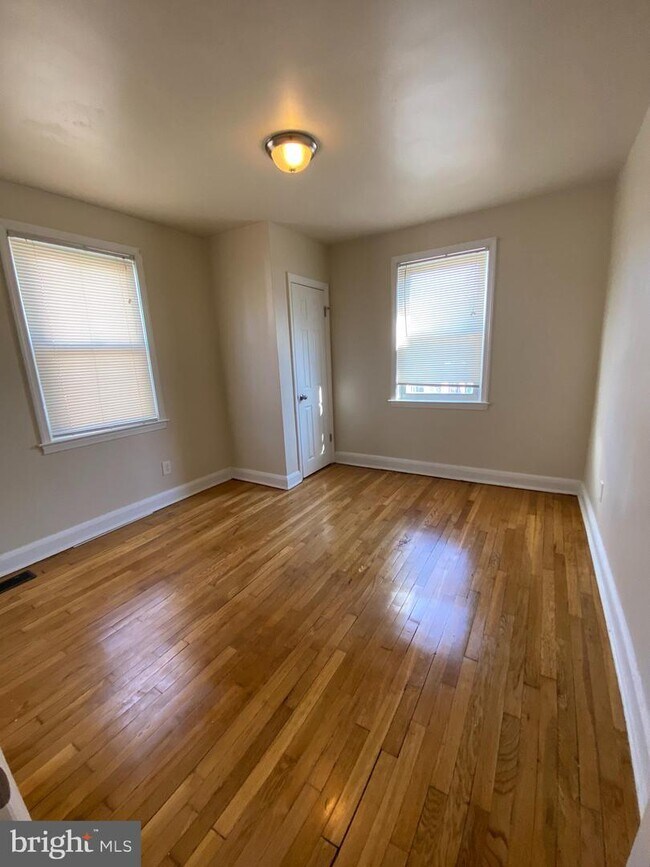 Foto del edificio - 5715 Simmonds Ave