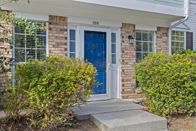 Building Photo - 2018 Briar Ct