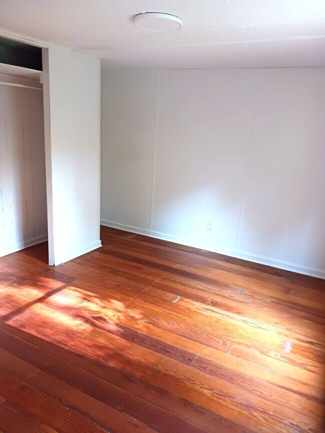 Building Photo - Two Bedroom Available for Rent in Lancaste...