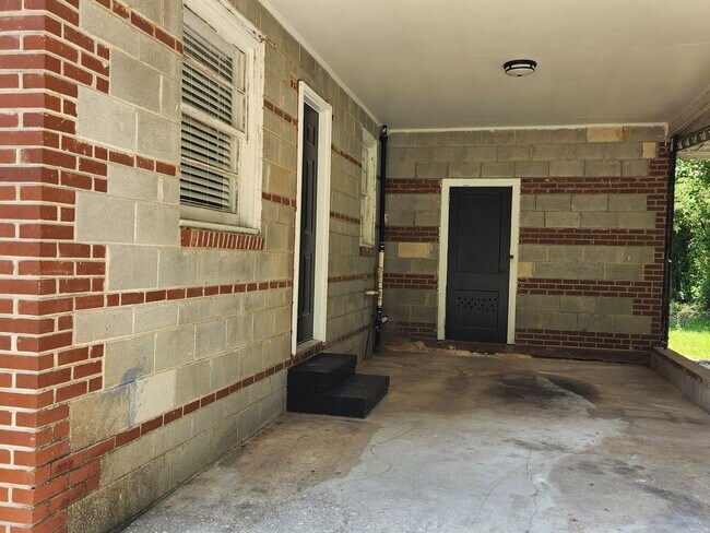 Building Photo - 3 Bedrooms 1.5 Baths Carport - Midtown