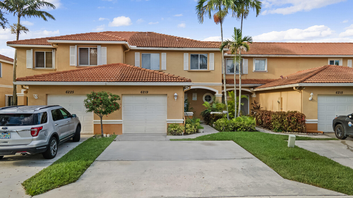 Foto principal - 6219 Eaton St