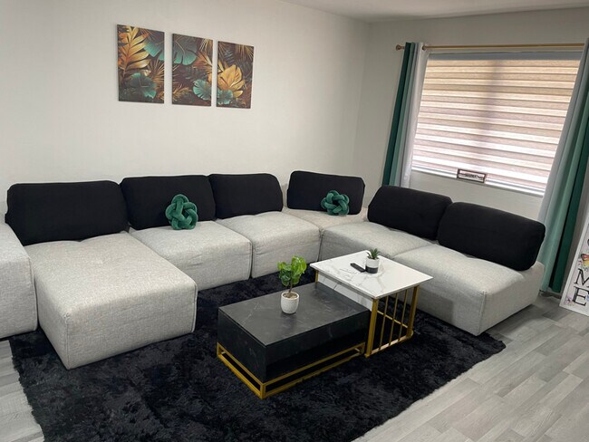 Foto del edificio - 1050 NW 103rd St