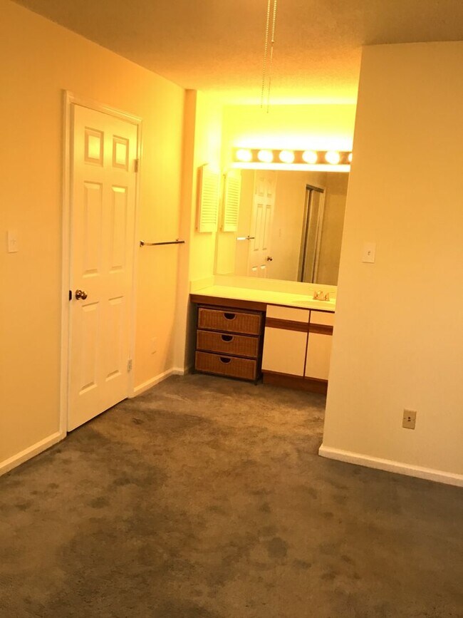Foto del edificio - Lovely 2 story condo in Chicks Beach!