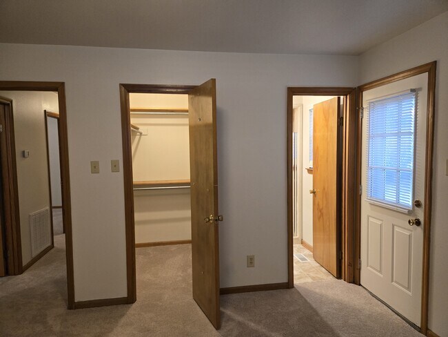 Building Photo - 1006 Wildwood Ave