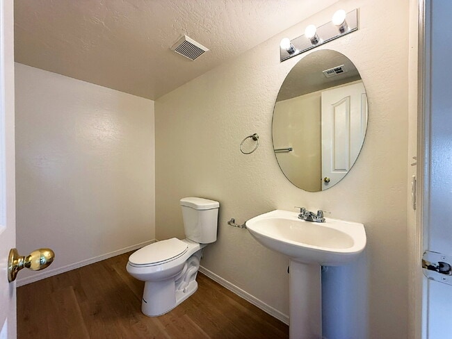 Foto del edificio - For Rent: Spacious 3 Bed, 2.5 Bath Home with Den & Bonus Room!