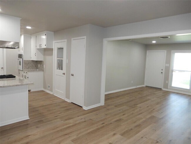 Building Photo - 205 Post Oak Ln