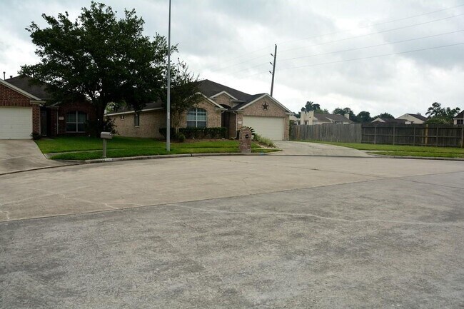 Foto del edificio - 8047 High Hollow Ln
