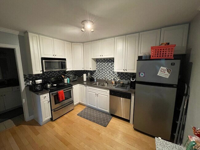 Kitchen - 1397 Broadview Ave
