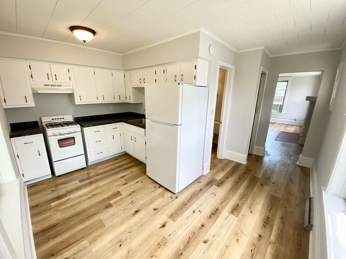 602 E Grove St Unit 2A, Bloomington, IL 61701 Condo for Rent in