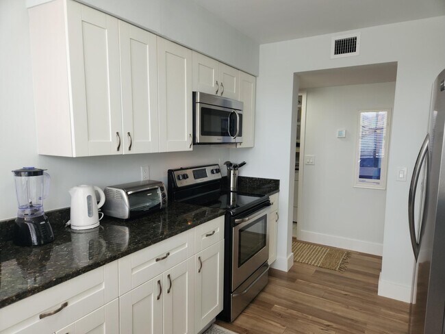 Building Photo - 825 Egret Cir
