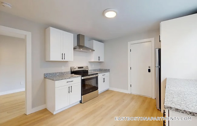 Building Photo - 974 Saratoga St