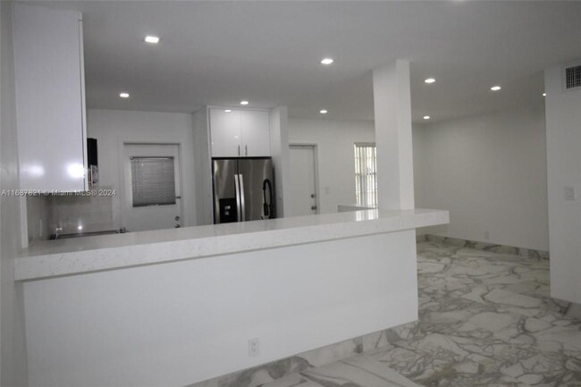 Building Photo - 2 bedroom in Hollywood FL 33021