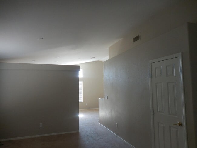 Building Photo - 10 Tanglewood Dr