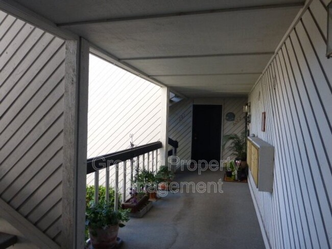 Building Photo - 6627 Lakeview Dr